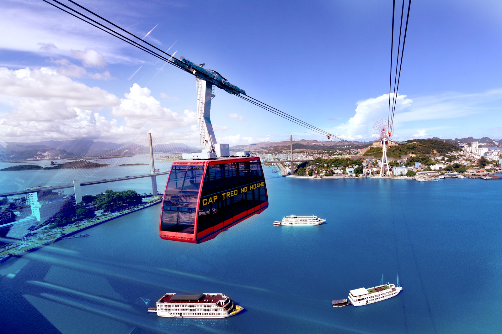 Sun World Ha Long (Quảng Ninh) – tổ hợp vui chơi ven vịnh di sản với cáp treo Nữ Hoàng và vòng quay Mặt Trời.