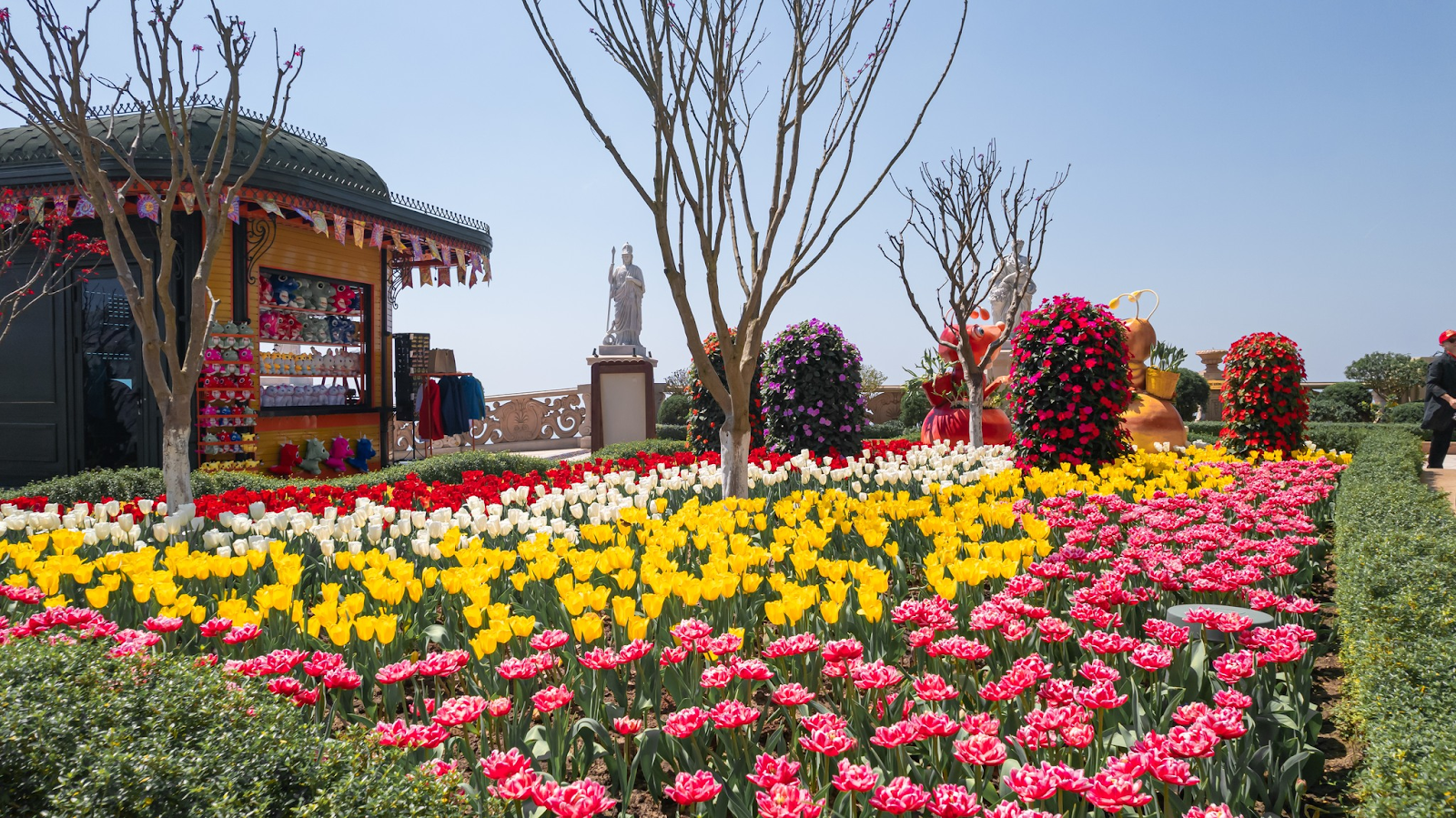 Sun World Ba Na Hills (Đà Nẵng) – hòa mình vào lễ hội hoa tulip, check-in Cầu Vàng, dạo bước giữa không gian kiến trúc châu Âu trên đỉnh núi Chúa.