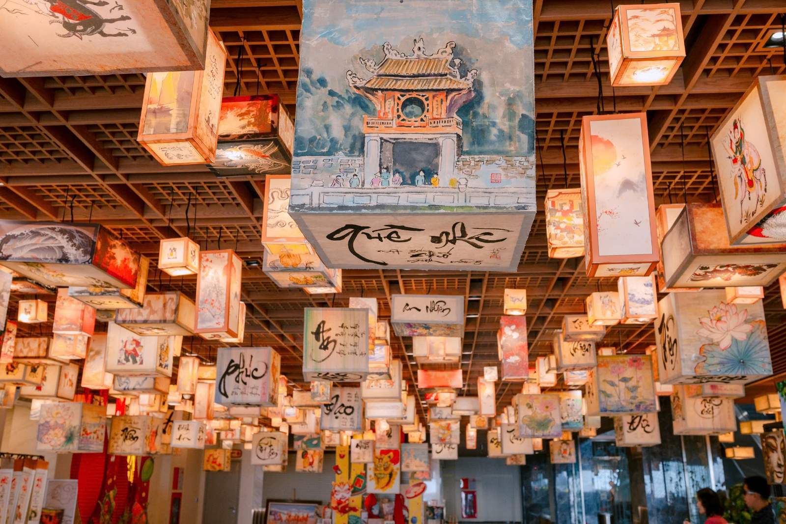 Đèn đăng rực sáng đỉnh núi Bà Đen, nơi hàng nghìn họa tiết dân gian và thư pháp “An khang - Thịnh vượng” tạo nên không gian xuân đậm hồn Việt