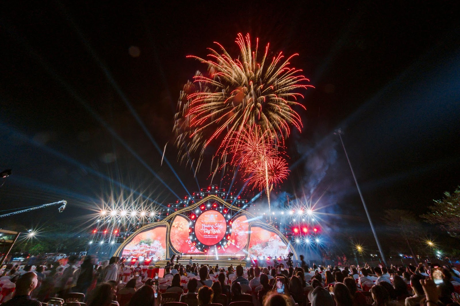 Du khách sẽ không muốn bỏ lỡ màn pháo hoa kết rực sáng trên đỉnh núi Bà Đen trong đêm khai mạc Hội Xuân