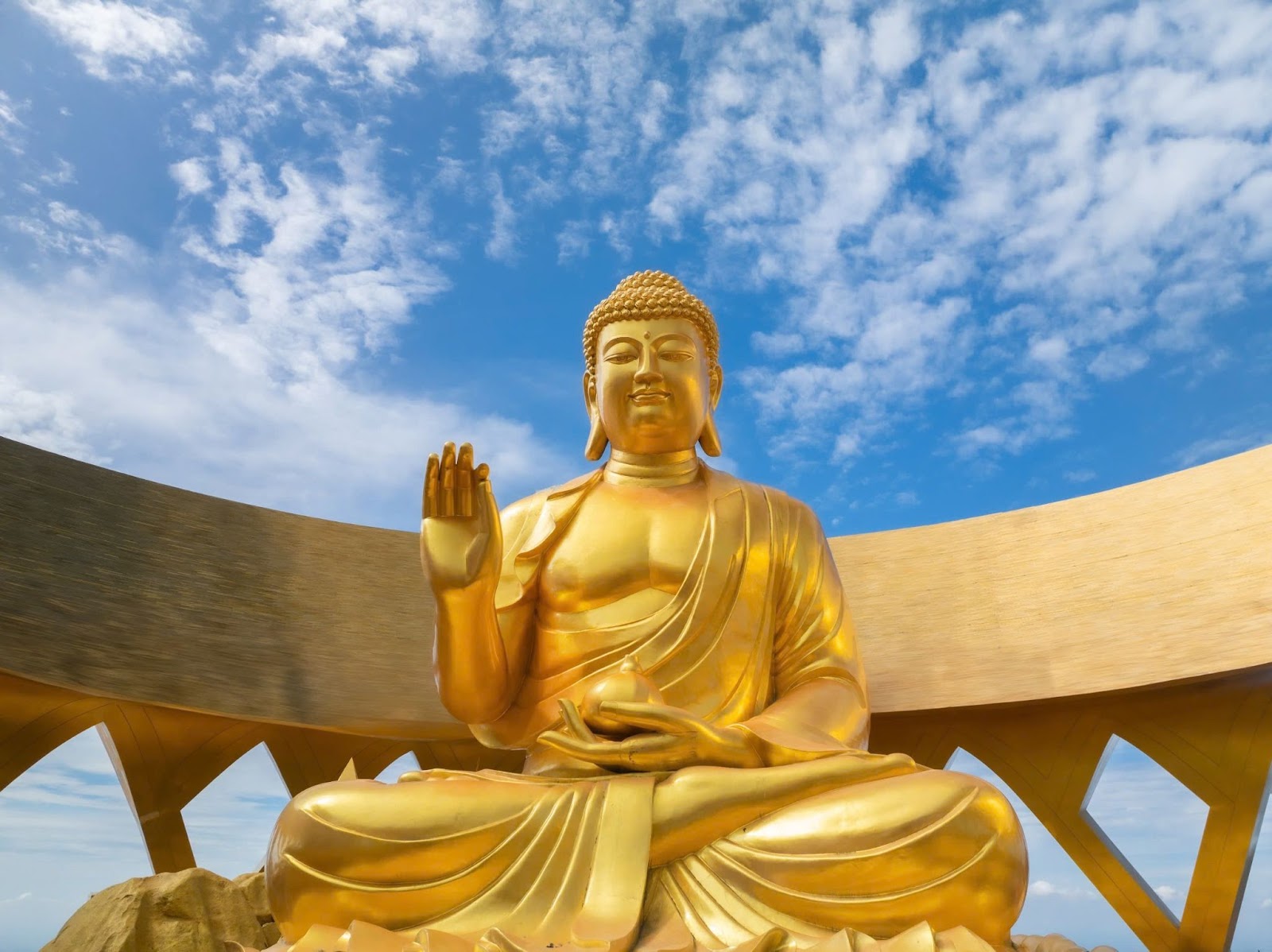 Ngự trên đài sen giữa hồ Ưu đàm, Tôn thượng Đức Câu Na Hàm mang vẻ đẹp từ bi và sự tĩnh lặng