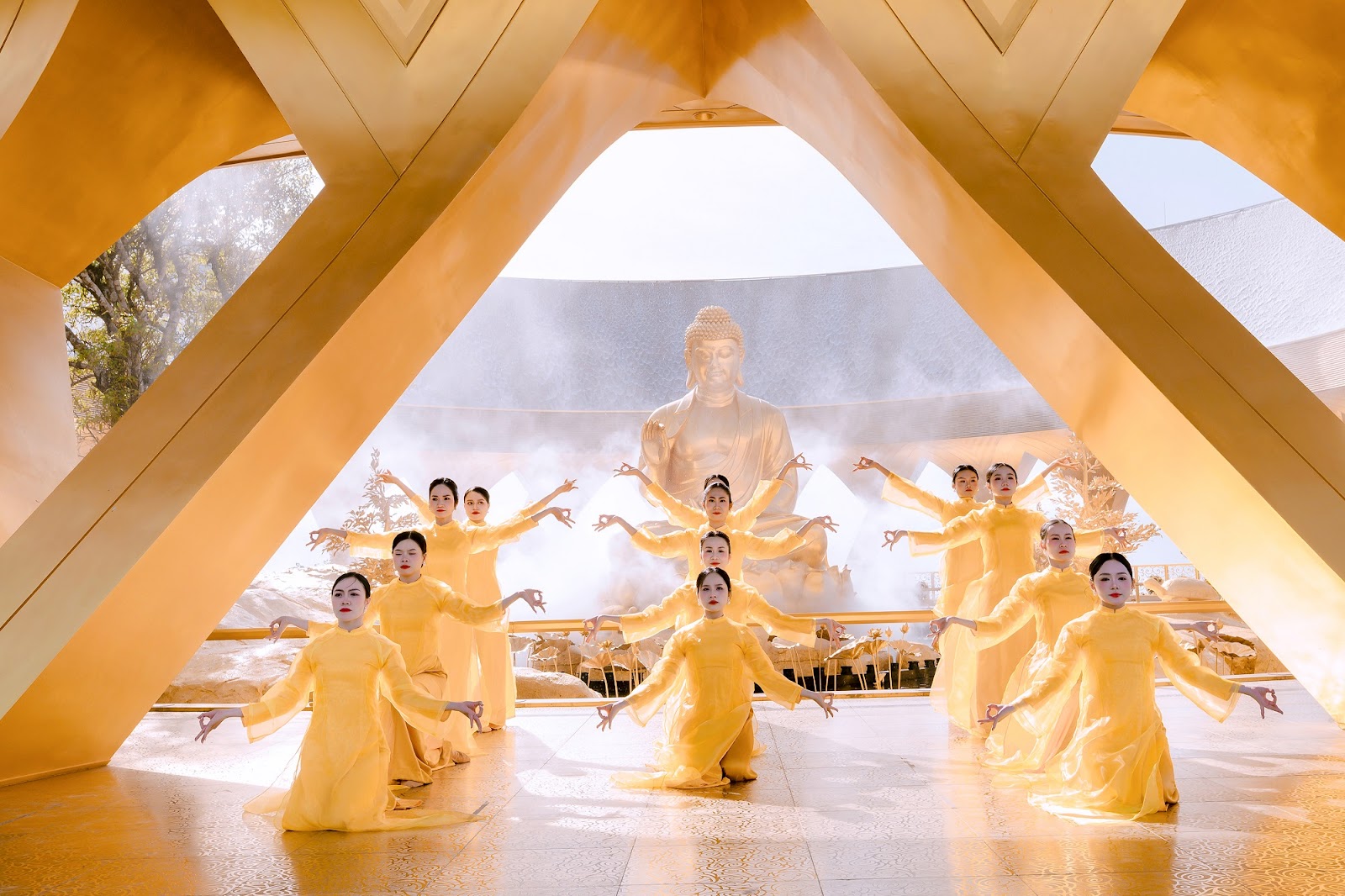 Sắc vàng rực rỡ cùng những điệu múa uyển chuyển tại đỉnh Núi Bà đen sẽ mang đến cho du khách một năng lượng tươi mới.