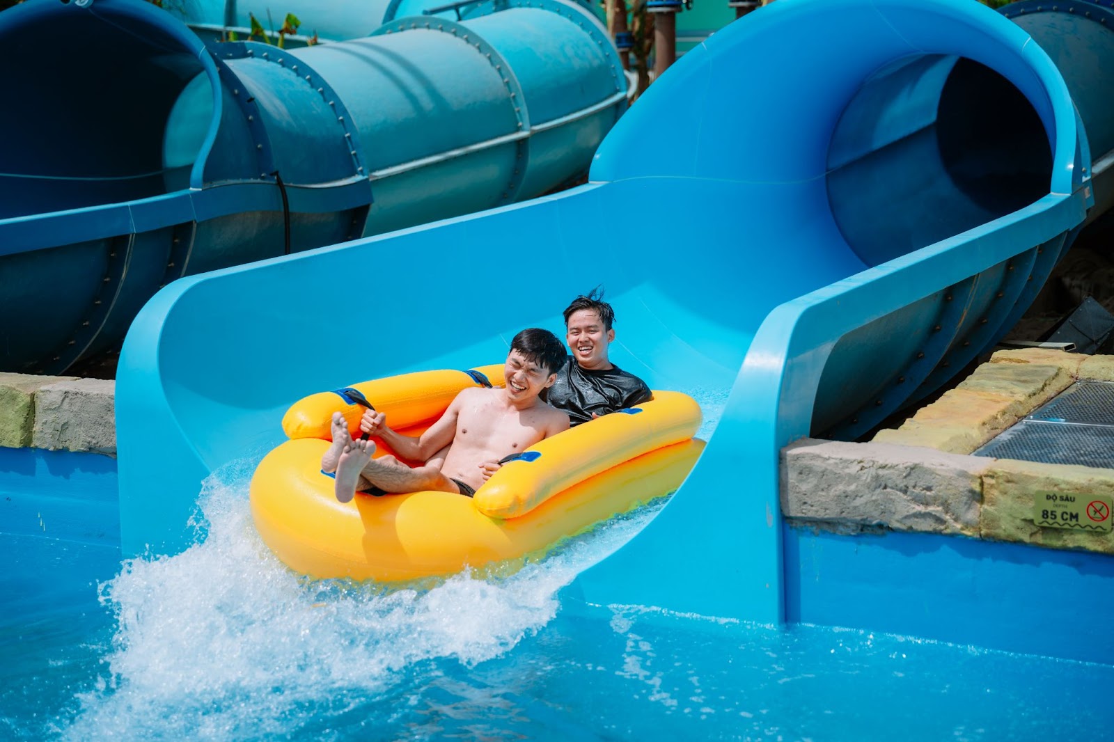 Đường trượt nước hiện đại tại công viên nước Vũng Tàu lôi cuốn du khách.