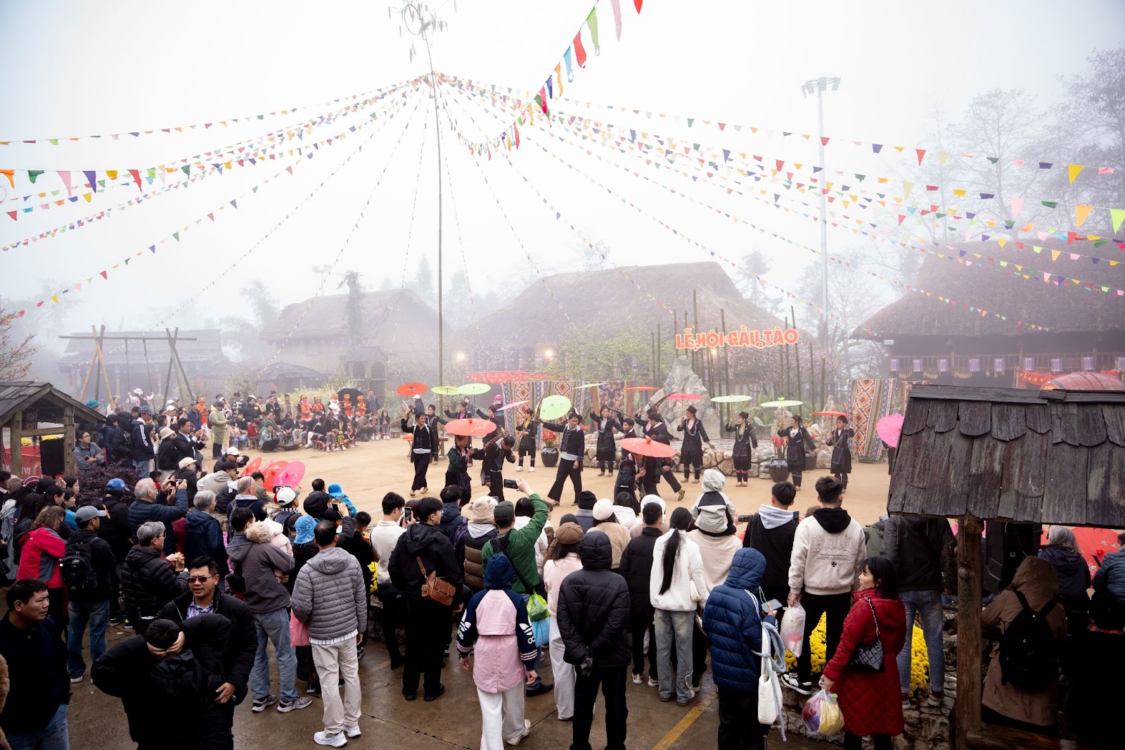 Fansipan là điểm hẹn thú vị để du khách hoà mình vào không gian văn hoá bản địa dịp Tết này.