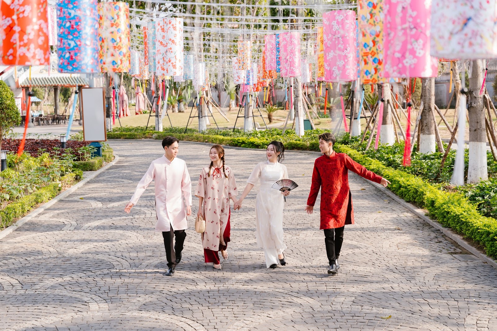 Du khách dạo chơi Tết ở khu du lịch Sun World Ha Long.