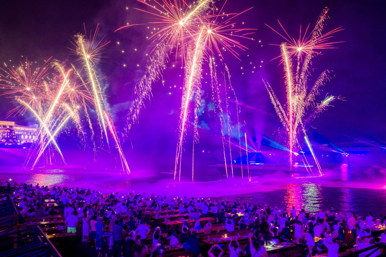 Ngoài các Show diễn hấp dẫn, màn bắn pháo hoa thường xuyên tại Phú Quốc thu hút du khách.