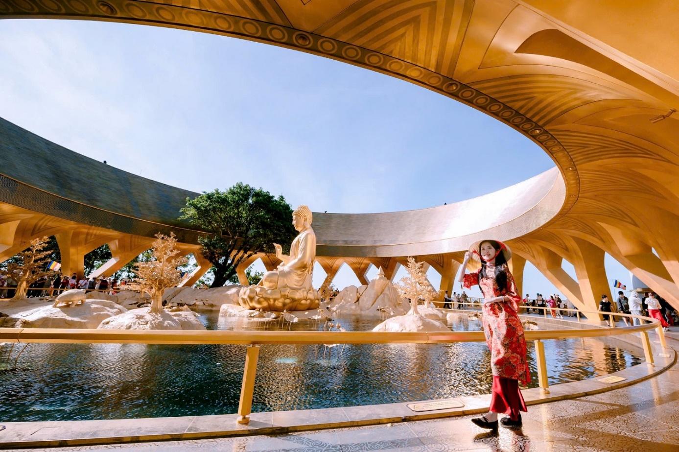 Phật tử chiêm bái tôn tượng Đức Phật Câu Na Hàm cầu tài lộc và bình an dịp đầu năm mới.