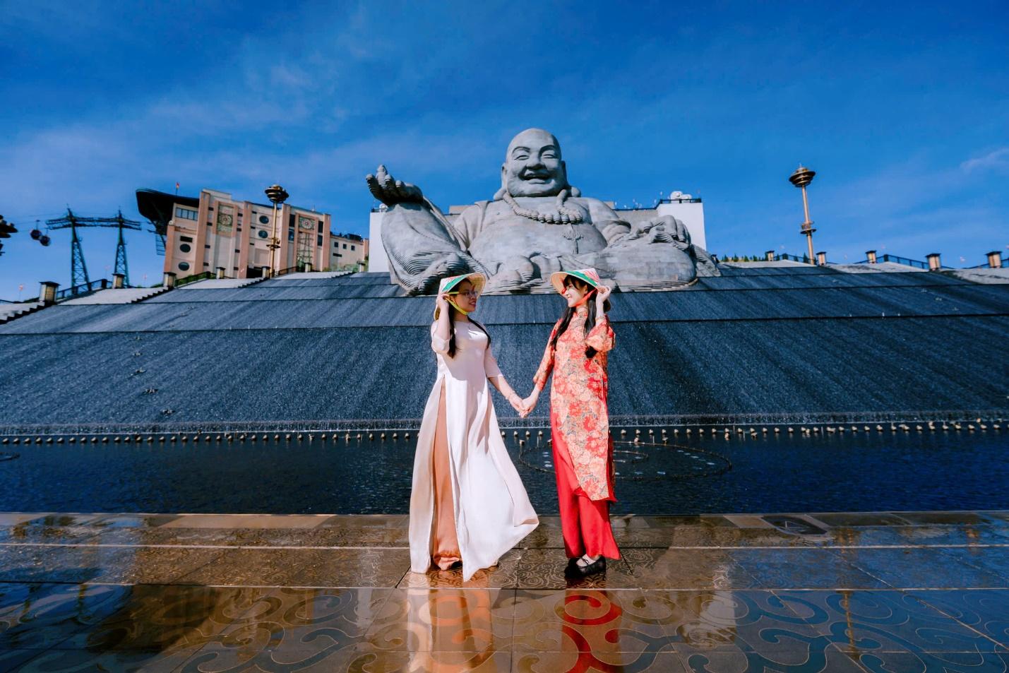 Tượng Bồ Tát Di Lặc là điểm đến và ghi dấu không thể thiếu của mỗi du khách