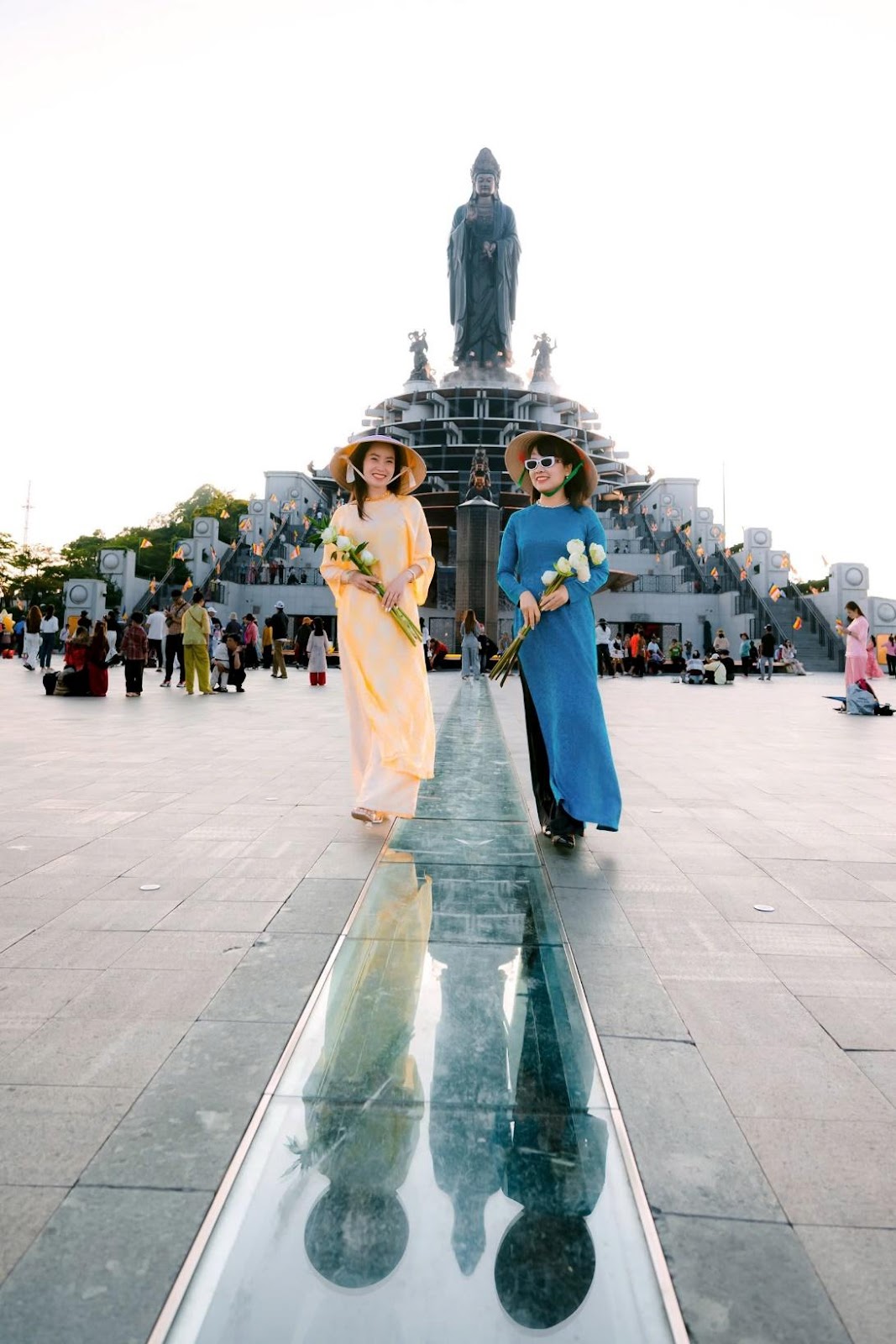 Dưới chân tượng Phật Bà du khách nô nức về chiêm bái và chụp ảnh kỷ niệm.