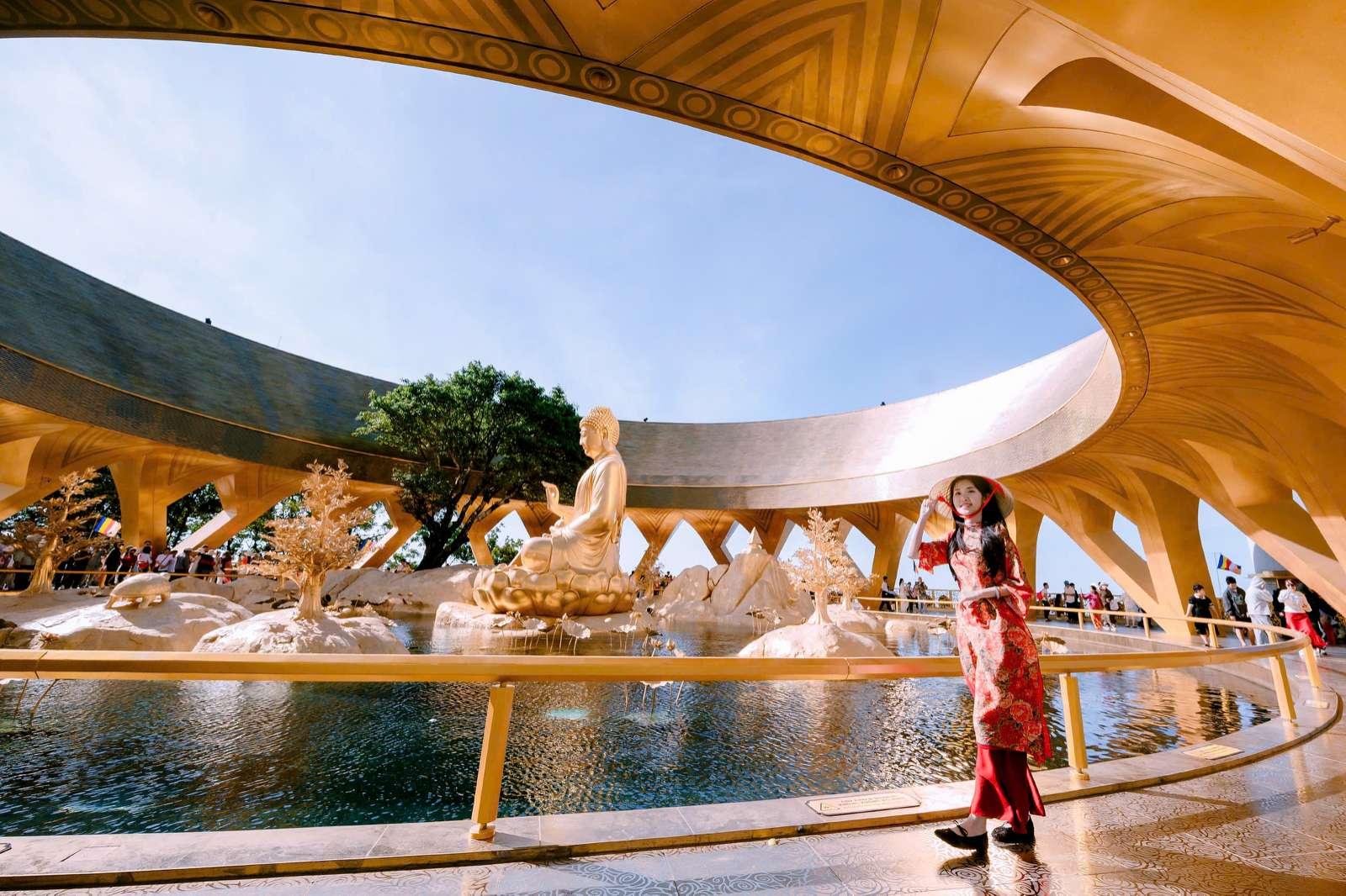 Các Phật tử chiêm bái và nổi bật khi check-in bên tượng Phật Câu Na Hàm Mâu Ni.