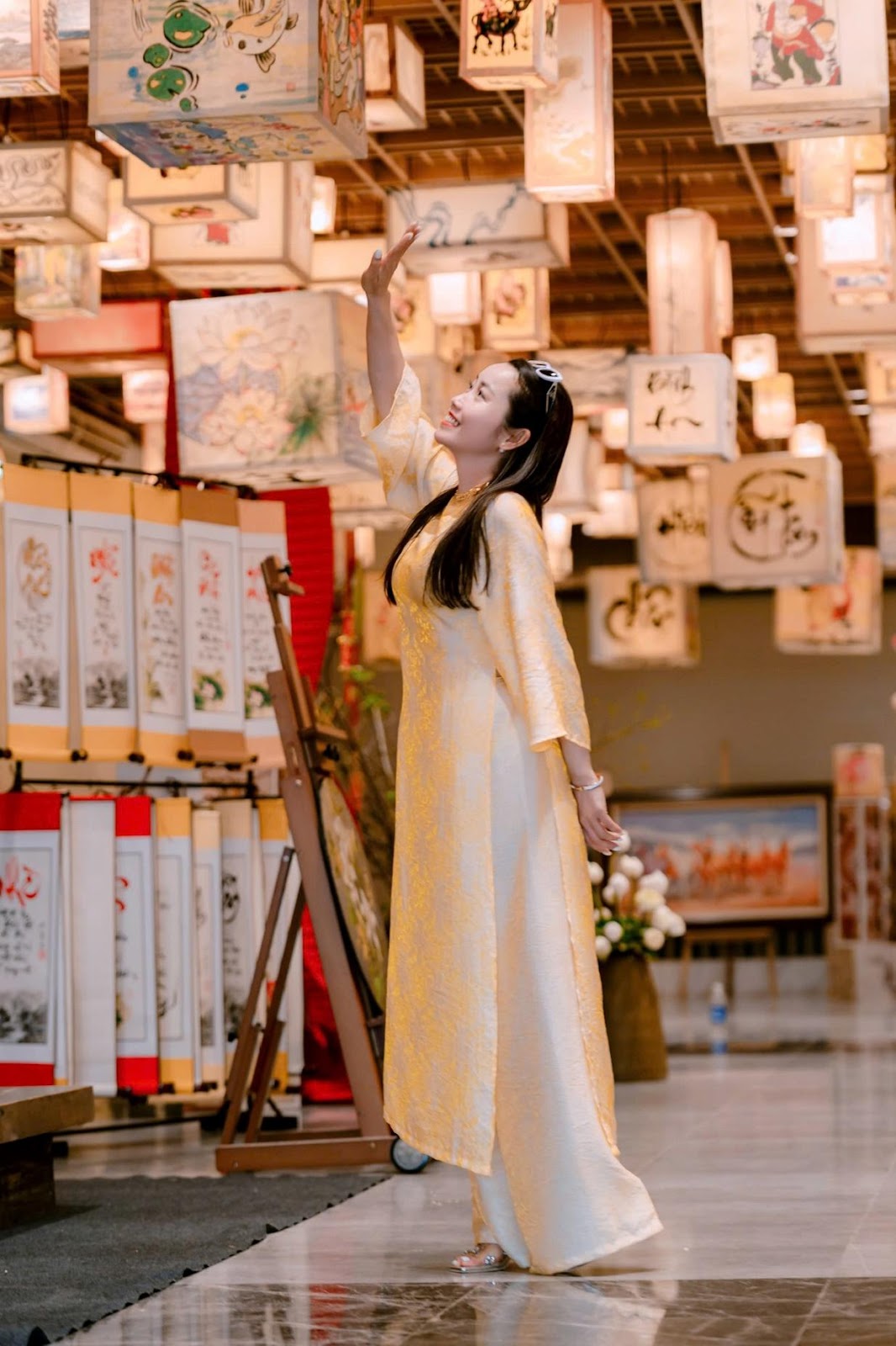 Thướt tha trong bộ áo dài, nữ du khách nổi bật dưới những chiếc đèn đăng nghệ thuật.