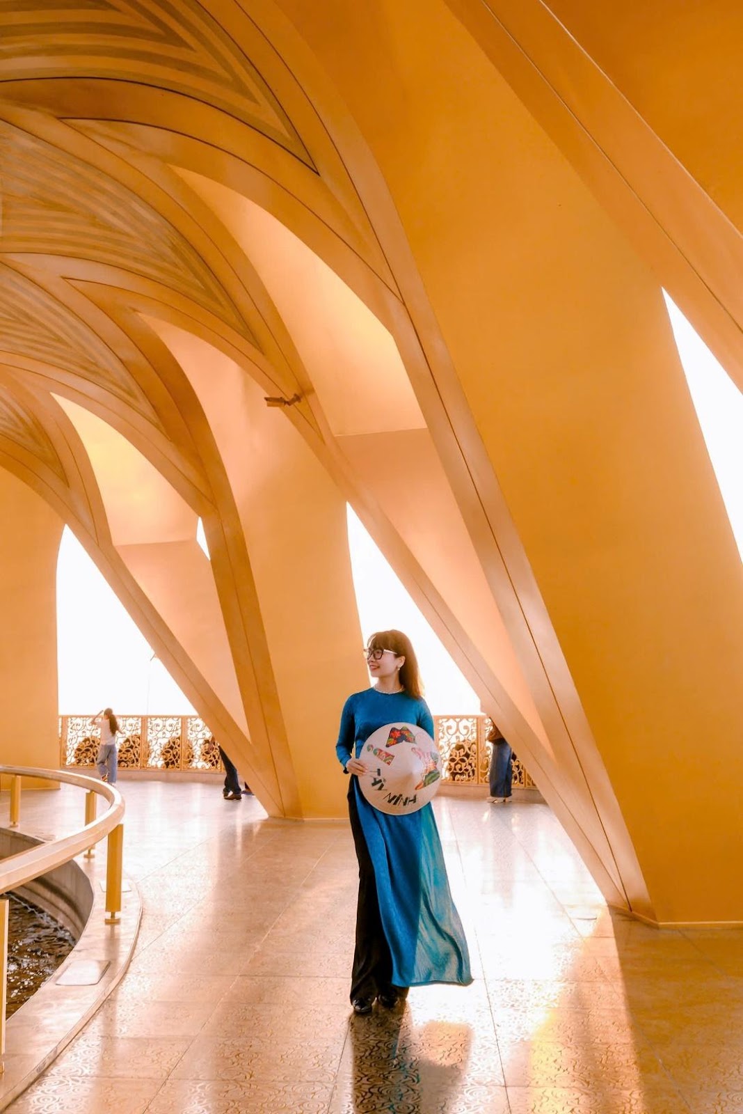 Du khách rạng rỡ và nổi bật trong tà áo dài khi chụp ảnh tại Tháp Ưu Đàm.