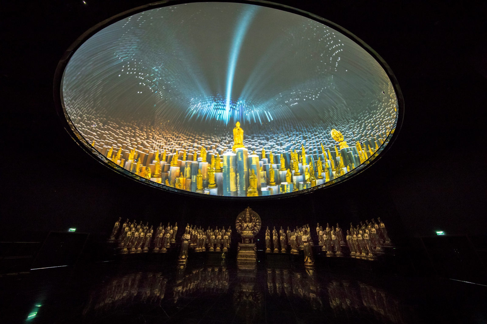 Trình diễn 3d mapping bên trong triển lãm. 