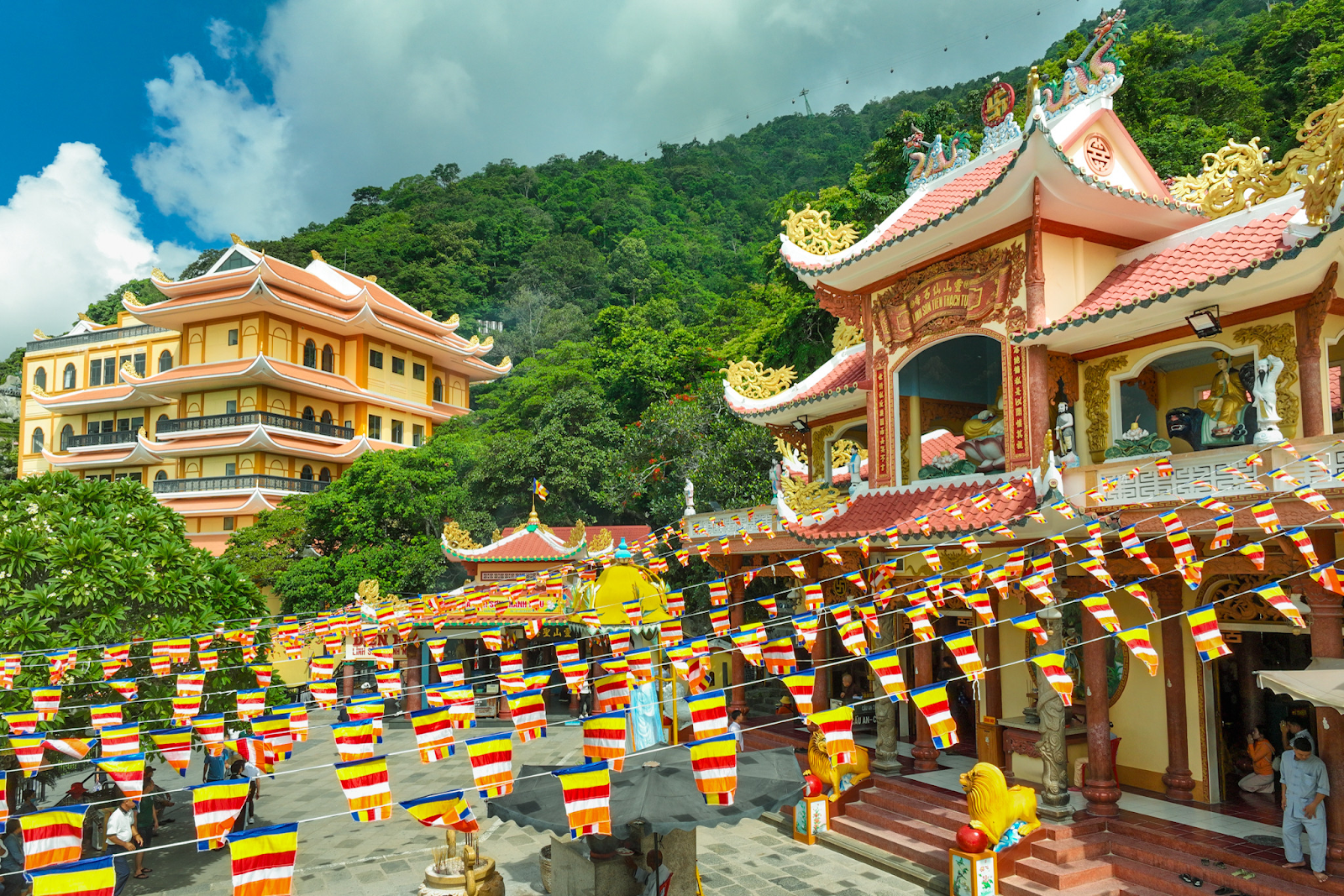 Núi Bà Đen quy tụ nhiều ngôi chùa cổ kính. 