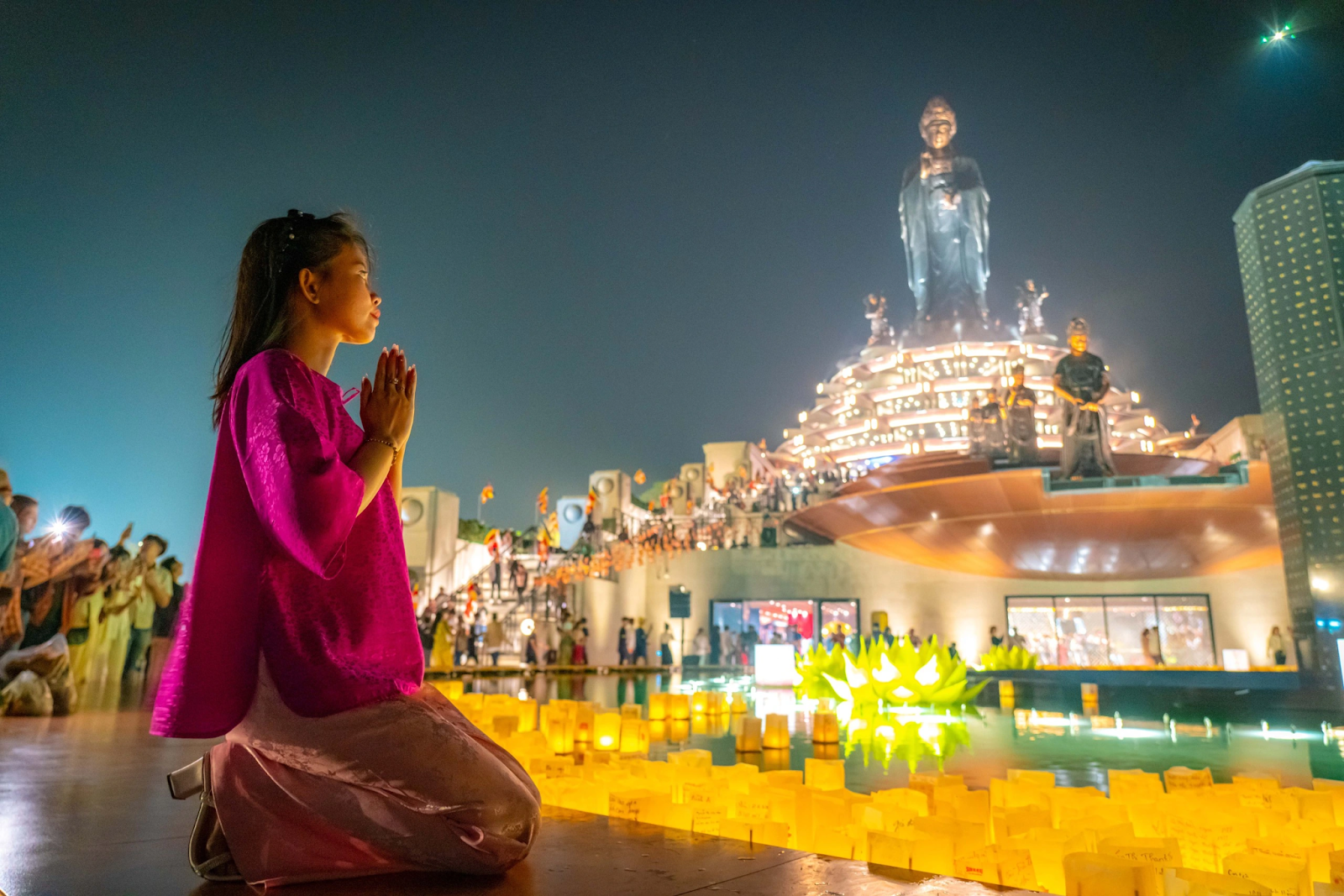 Du khách trải nghiệm lễ dâng đăng và check in trước khu vực Tượng Phật Bà Tây Bổ Đà Sơn 