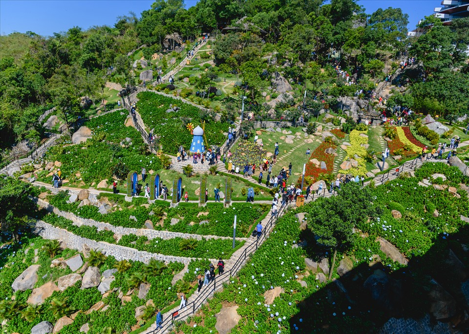 Đường lên đỉnh núi có nhiều cảnh đẹp để du khách dừng lại và check in