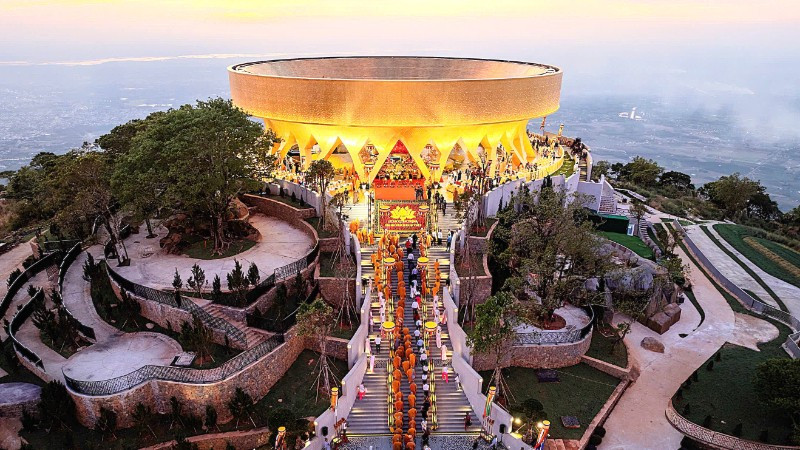 Tượng Phật Câu Na Hàm Mâu Ni được đặt ở vị trí cao nhất trên đỉnh Núi Bà Đen 