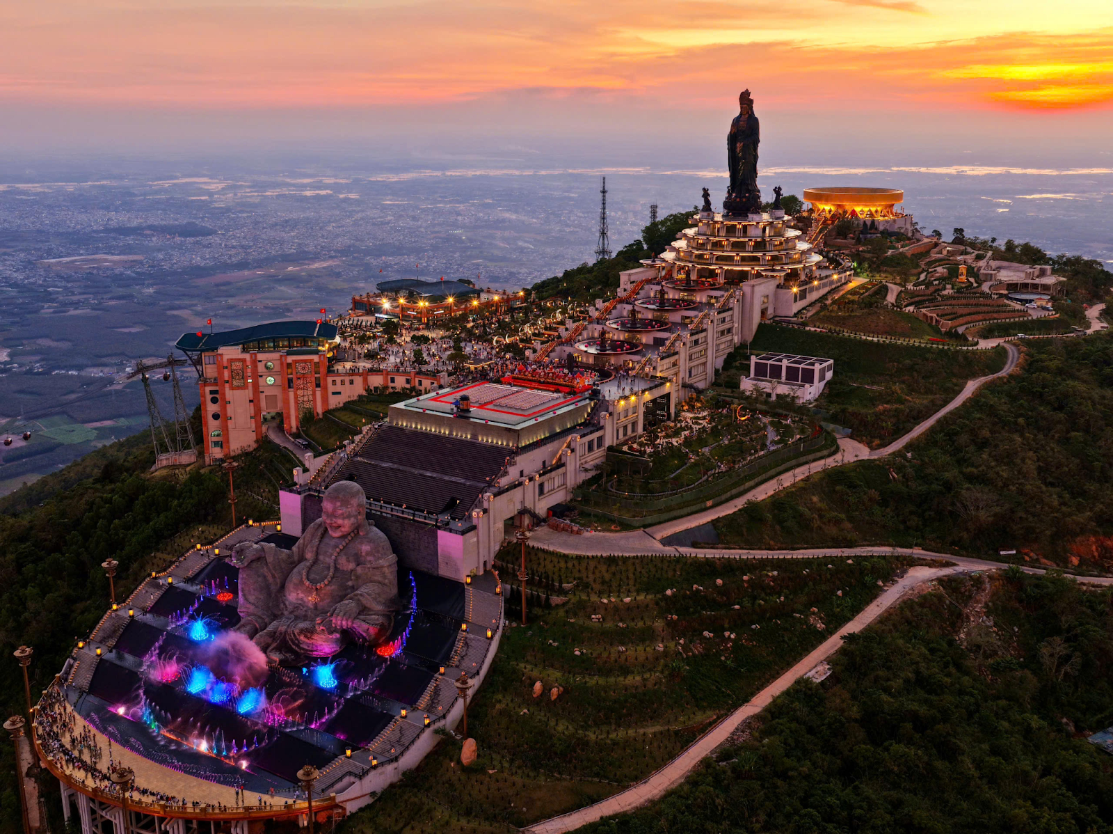 Quần thể tâm linh kỳ vĩ trên đỉnh Núi Bà Đen 