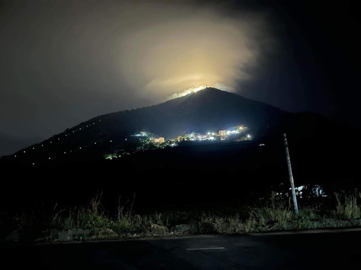 Núi Bà Đen về đêm mang lại không khí linh thiêng, khác biệt và nổi bật trong màn đêm tối. 