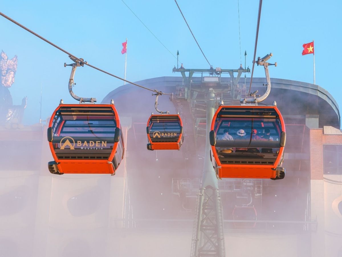 Buổi sáng, du khách đi cáp treo Vân Sơn lên núi đỉnh Bà Đen để đón bình minh. 