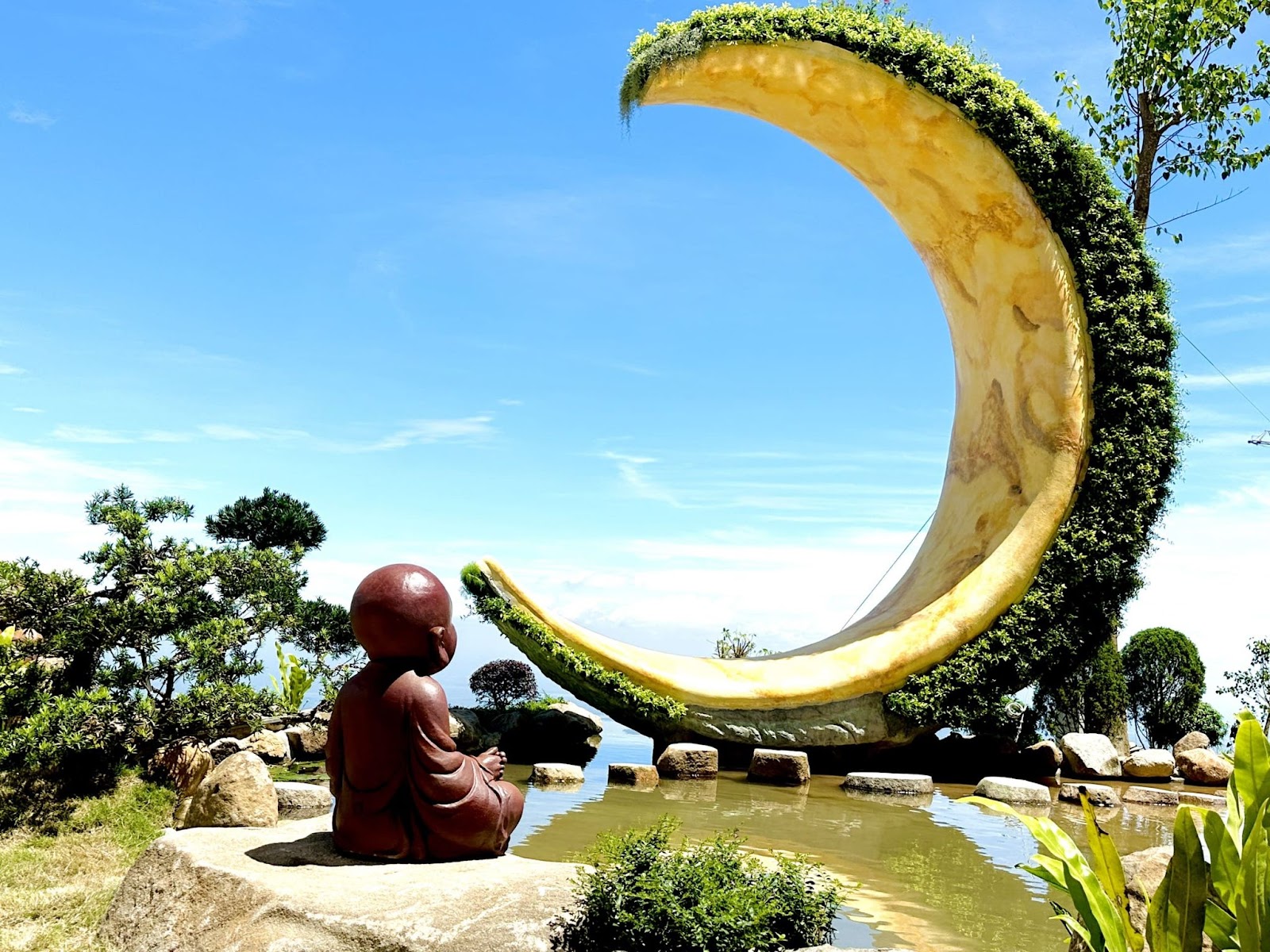 Dạo quanh Vườn Vô Ngã, du khách có thể cảm nhận sự thanh tịnh trong tâm hồn mình.