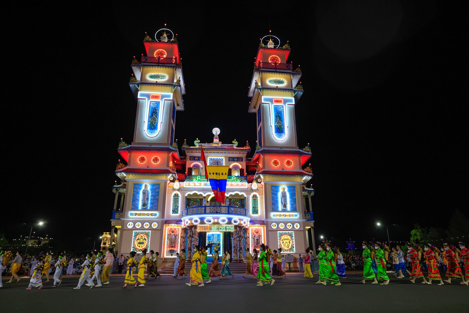 Tòa thánh Cao Đài rực rỡ trong Lễ hội Yến Diêu Trì Cung diễn ra vào rằm tháng tám hàng năm.