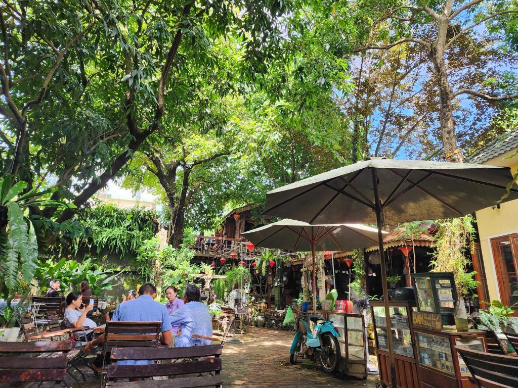 Không gian homestay kết hợp quán cà phê tạo cho du khách cảm giác gần gũi. 