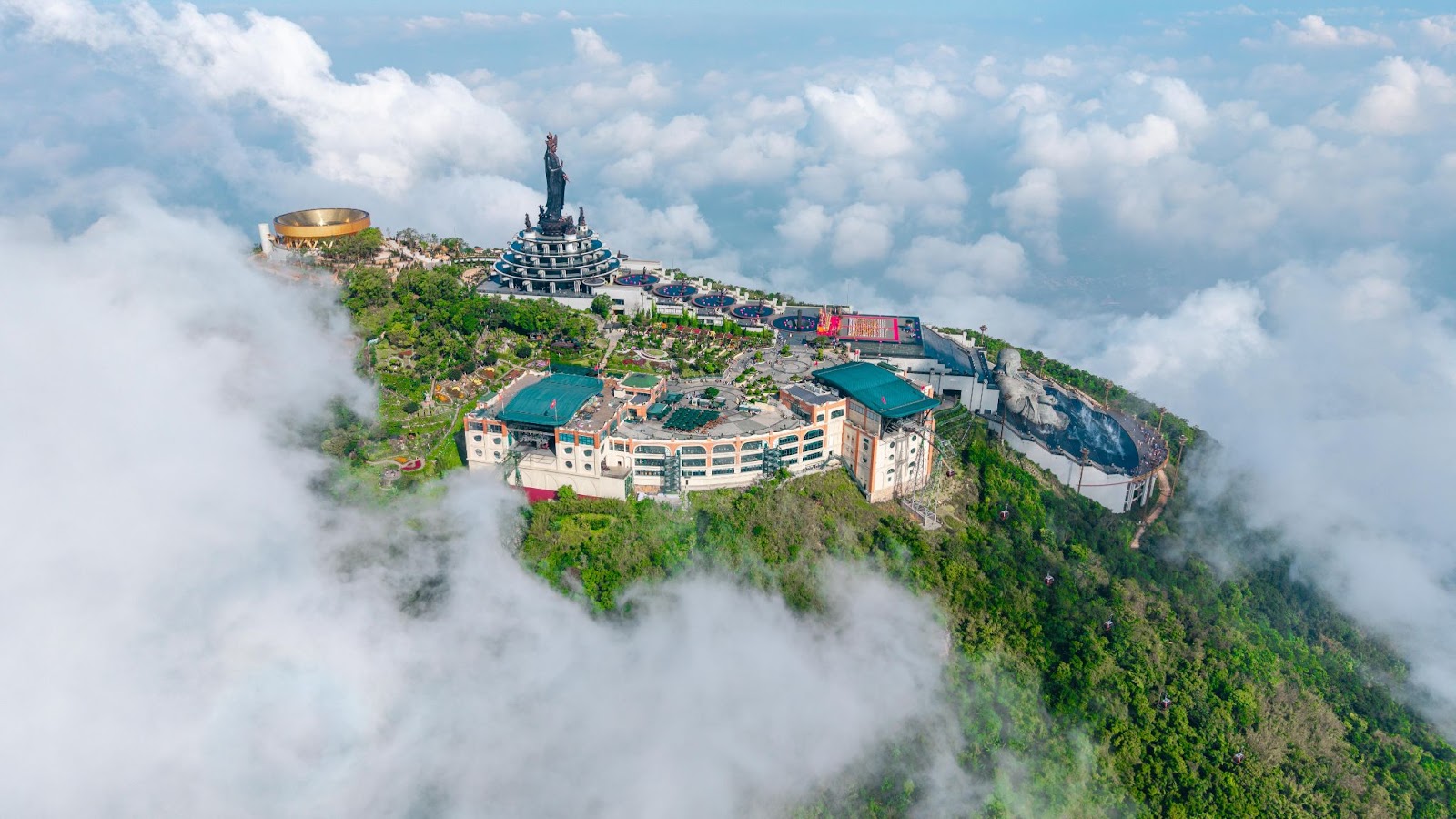 Toàn cảnh trục tâm linh trên đỉnh núi Bà Đen