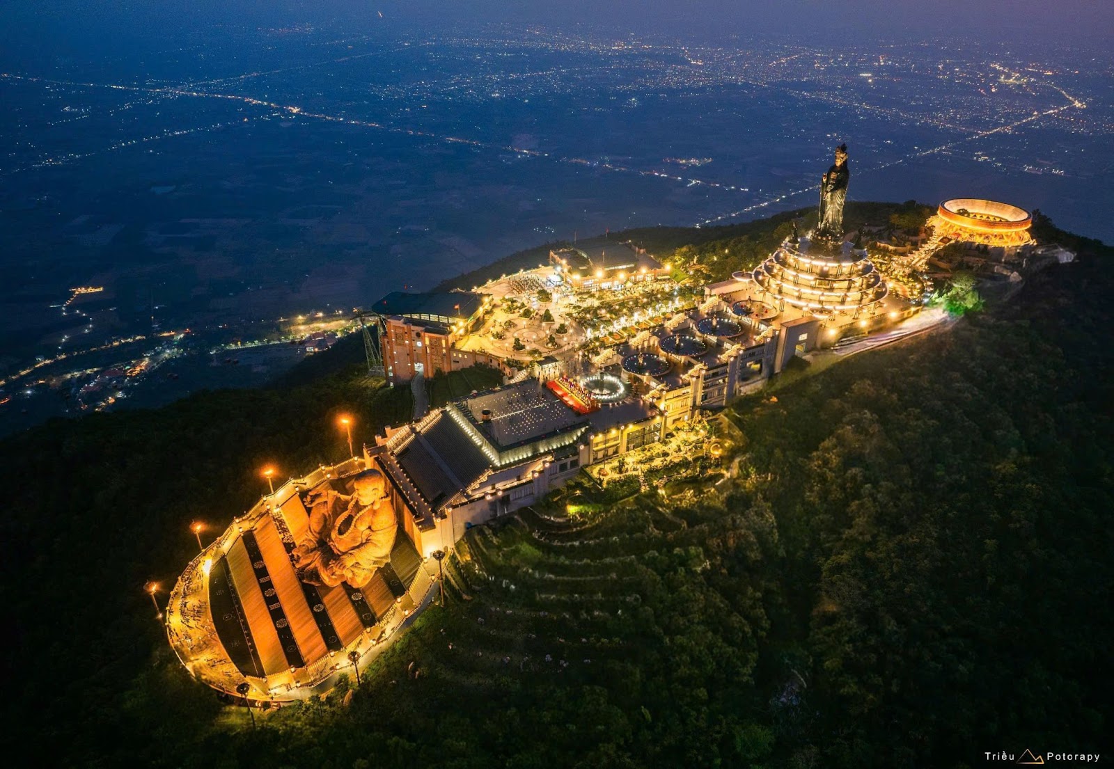 Tượng Phật Tây Bổ Đà Sơn là trung tâm kết nối của trục tâm linh