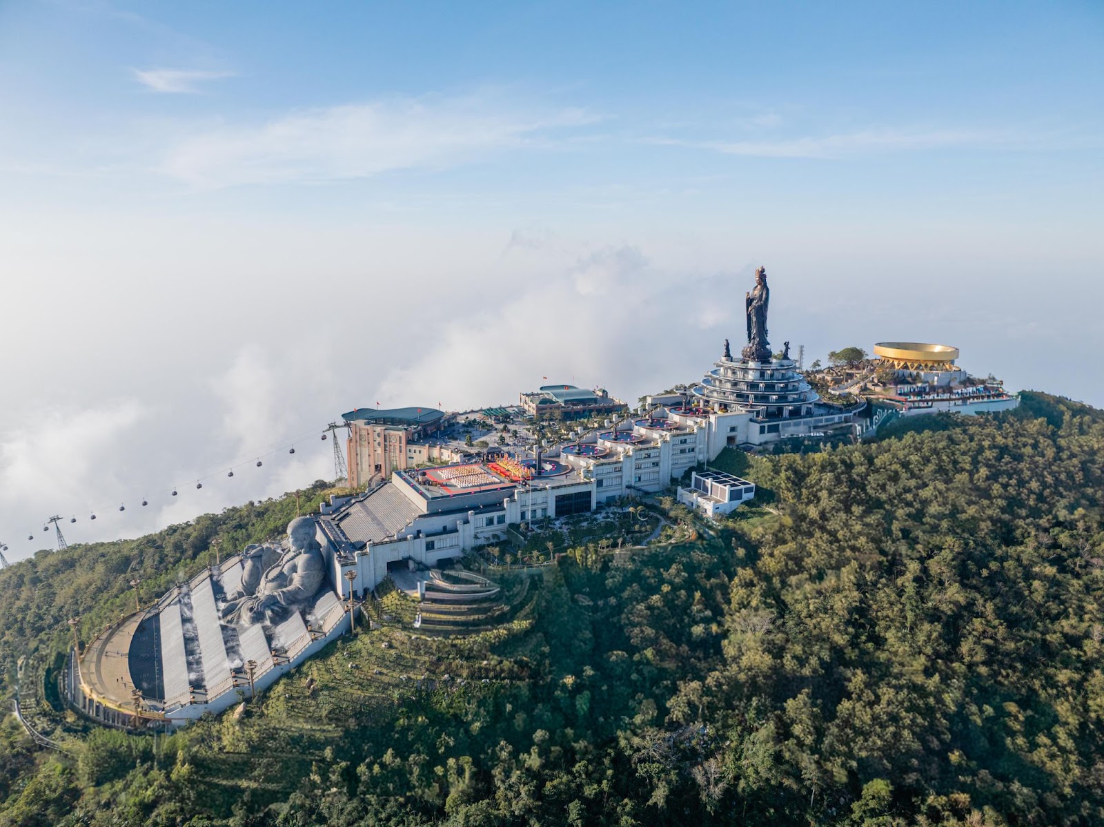 Trục tâm linh là điểm nhấn trong hành trình khám phá núi Bà Đen của du khách