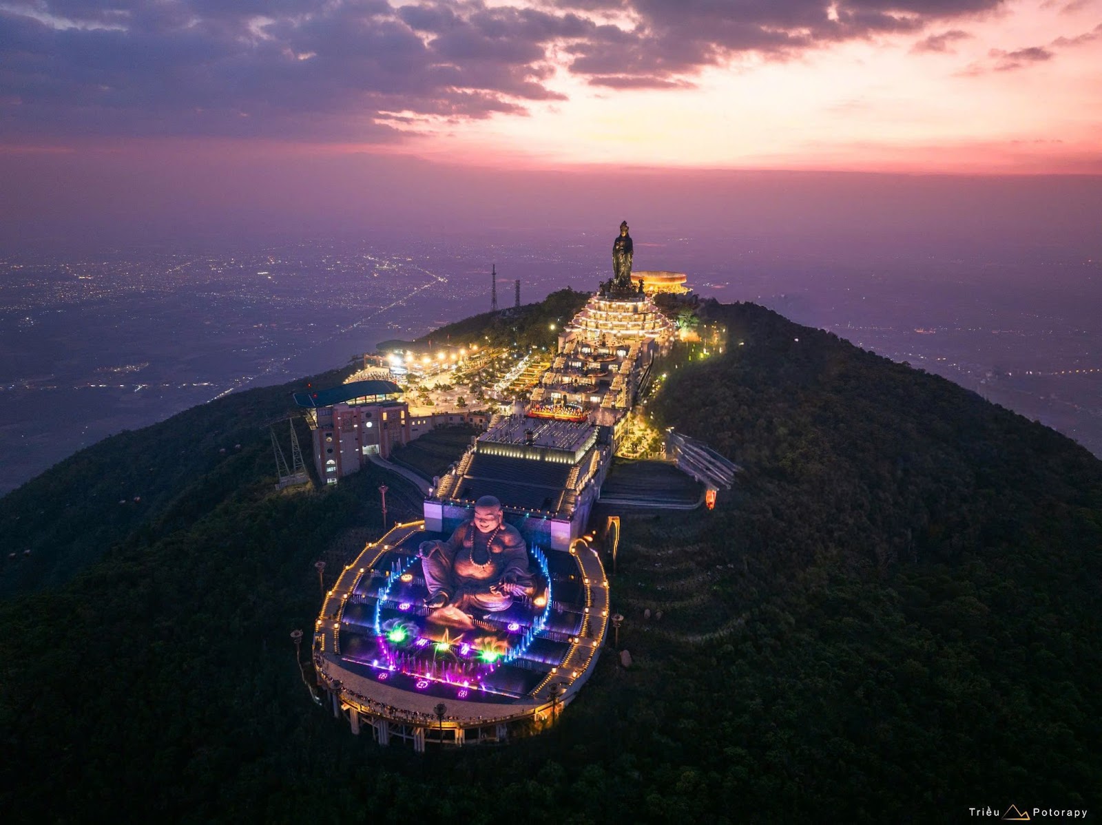 Tôn tượng Bồ Tát Di Lặc là điểm dừng chân cuối trong hành trình khám phá trục tâm linh