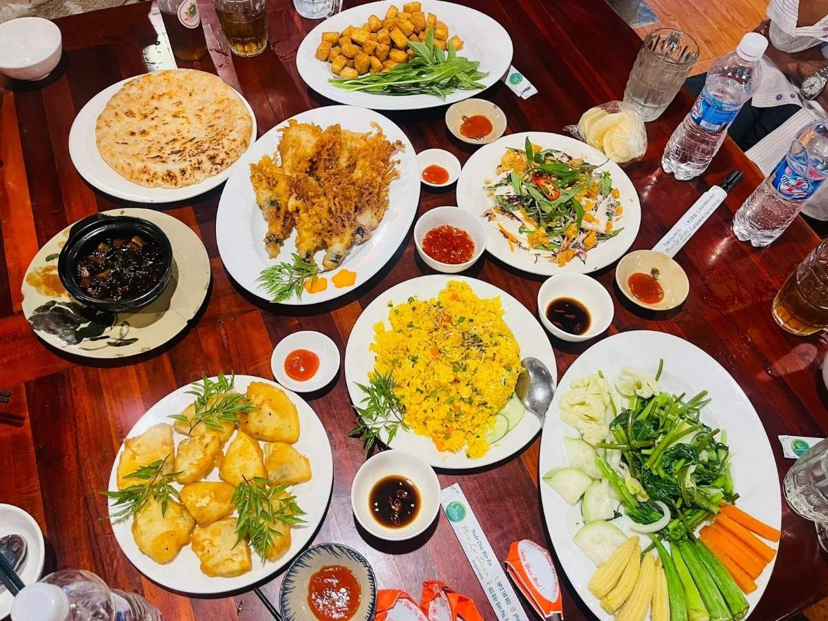 Nhà hàng Phước Lạc Duyên gây ấn tượng với mô hình chay đa dạng, không gian được bài trí hài hòa giữa truyền thống và hiện đại.