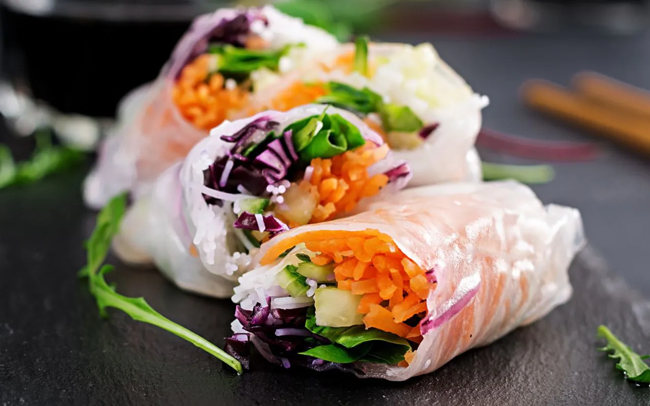 Gỏi cuốn chay với nhân gồm nhiều loại rau củ. 