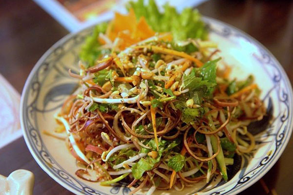 Nộm hoa chuối mang đến hương vị chua ngọt độc đáo. 