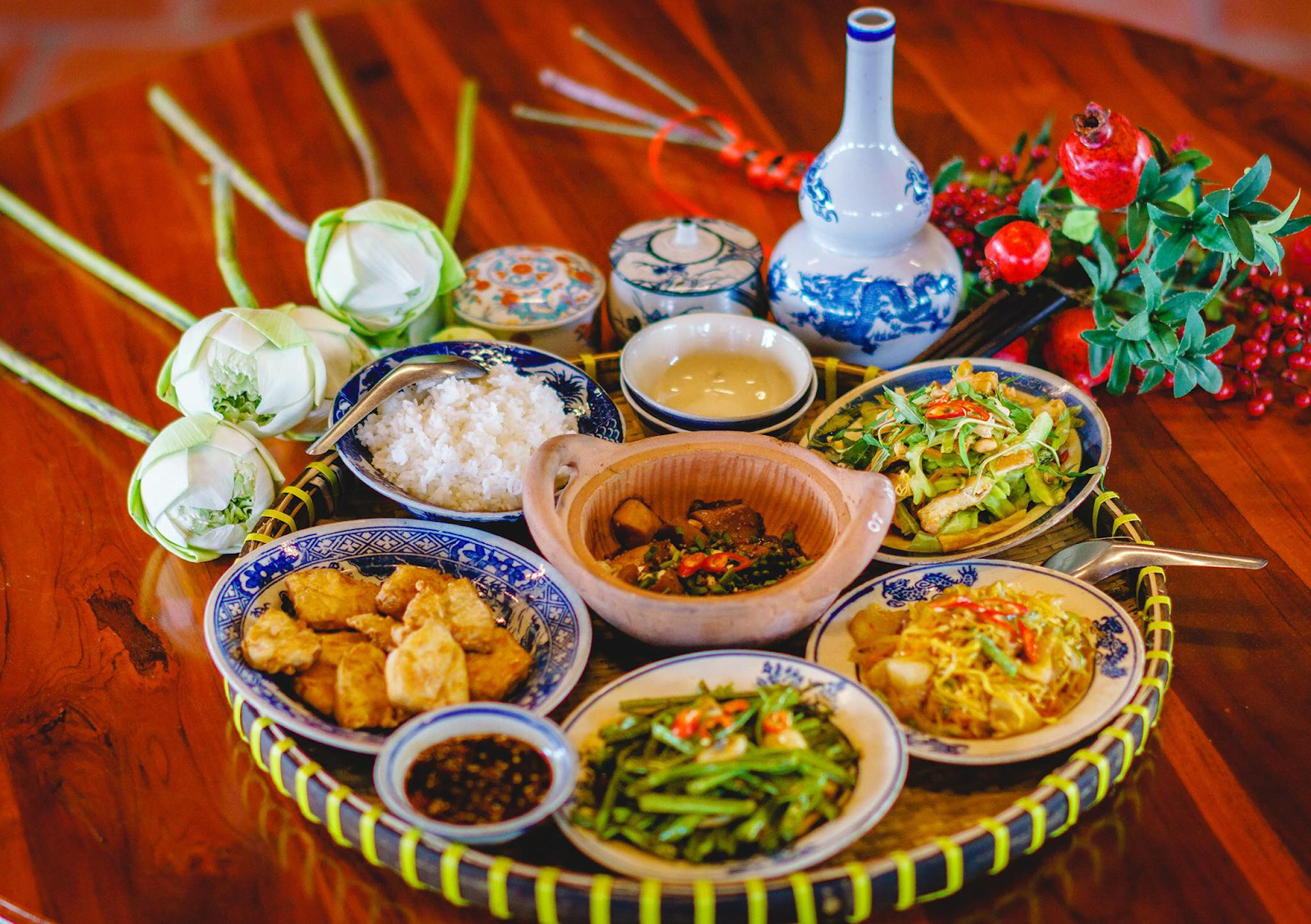 Một mâm ẩm thực chay tại nhà hàng.