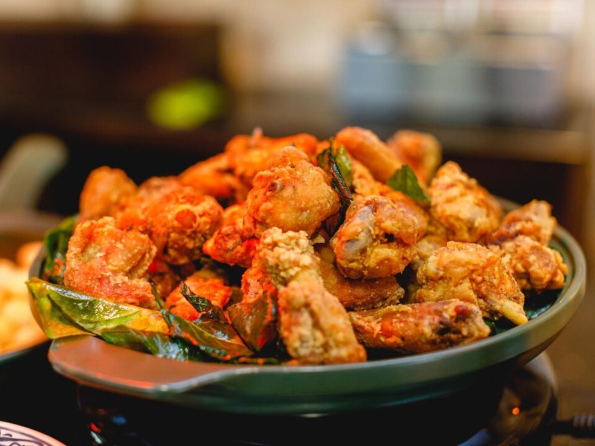 Thực đơn buffet Vân Sơn đa dạng các món ăn chính cho thực khách lựa chọn. 