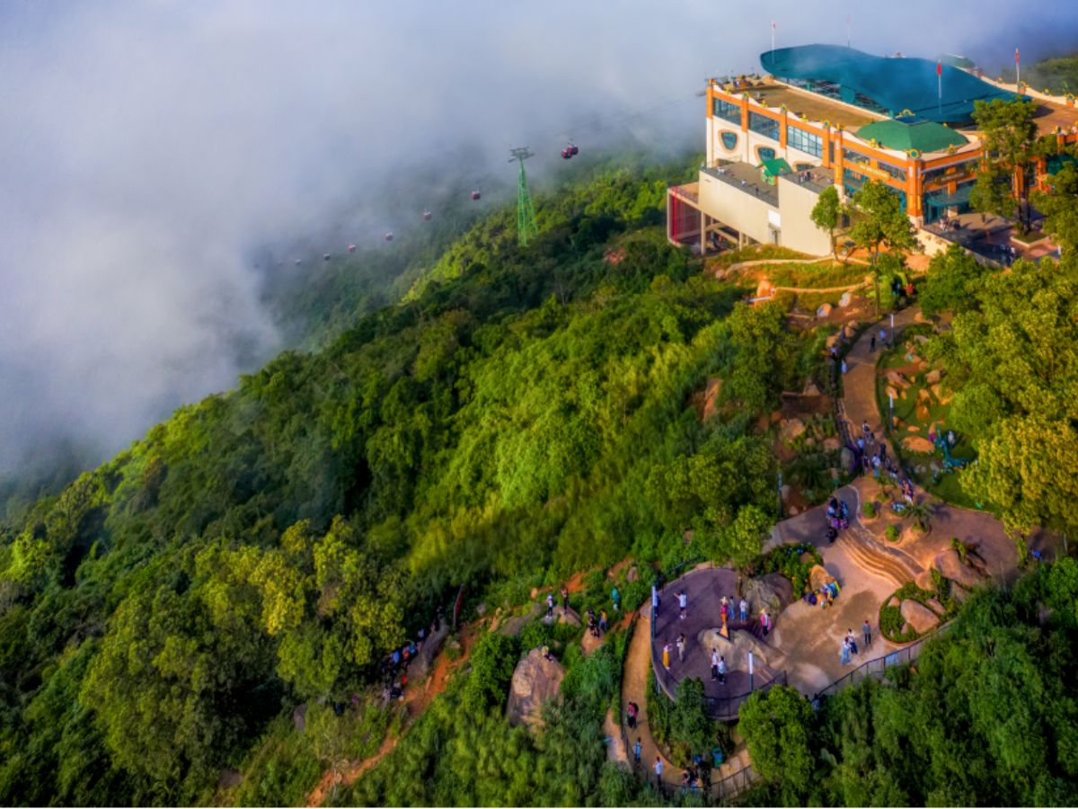 Nhà hàng buffet Vân Sơn nằm ở nhà ga Vân Sơn trên núi Bà Đen. 