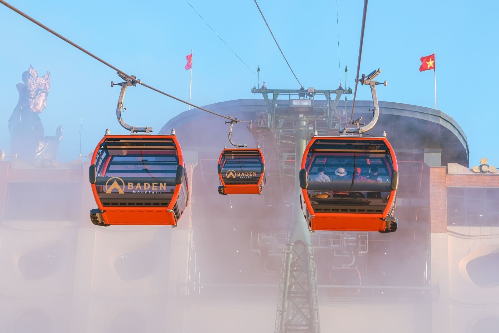 Hệ thống cáp treo hiện đại giúp du khách ngắm nhìn toàn cảnh.