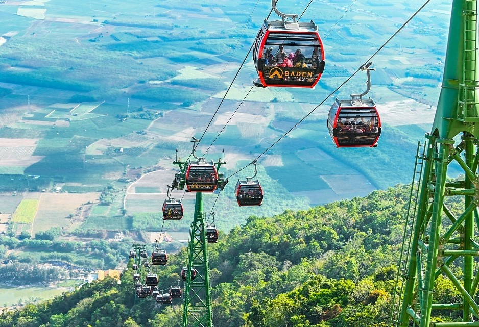 Sun World Ba Den Mountain cung cấp 3 tuyến cáp treo lên đỉnh và quần thể chùa linh thiêng
