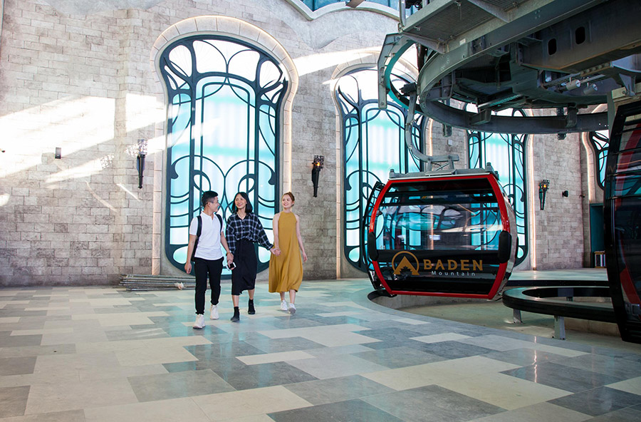 Du khách thích thú trải nghiệm cáp treo tại Núi Bà Đen