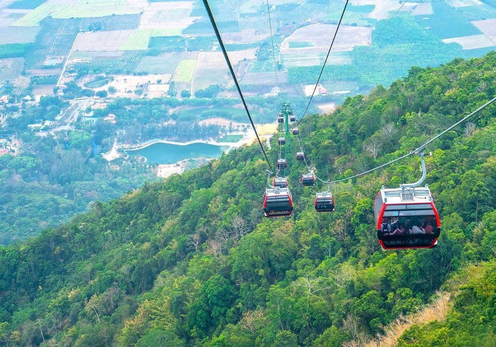 Dàn cáp treo hiện đại giúp du khách quan sát toàn cảnh núi Bà Đen. 