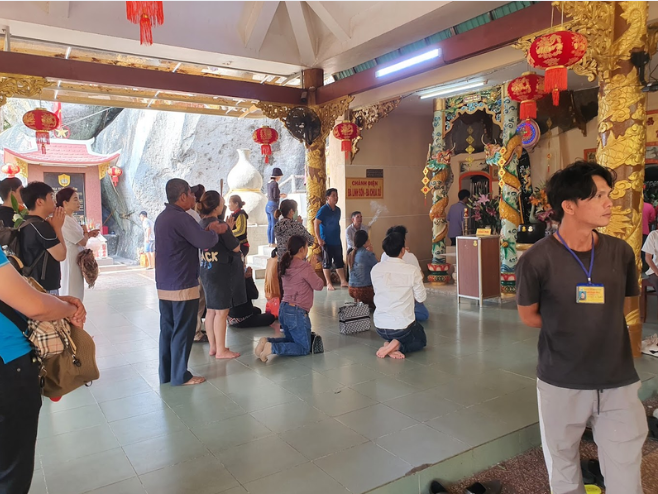 Có rất nhiều người hành hương đến cúng bái tại ngôi chùa.