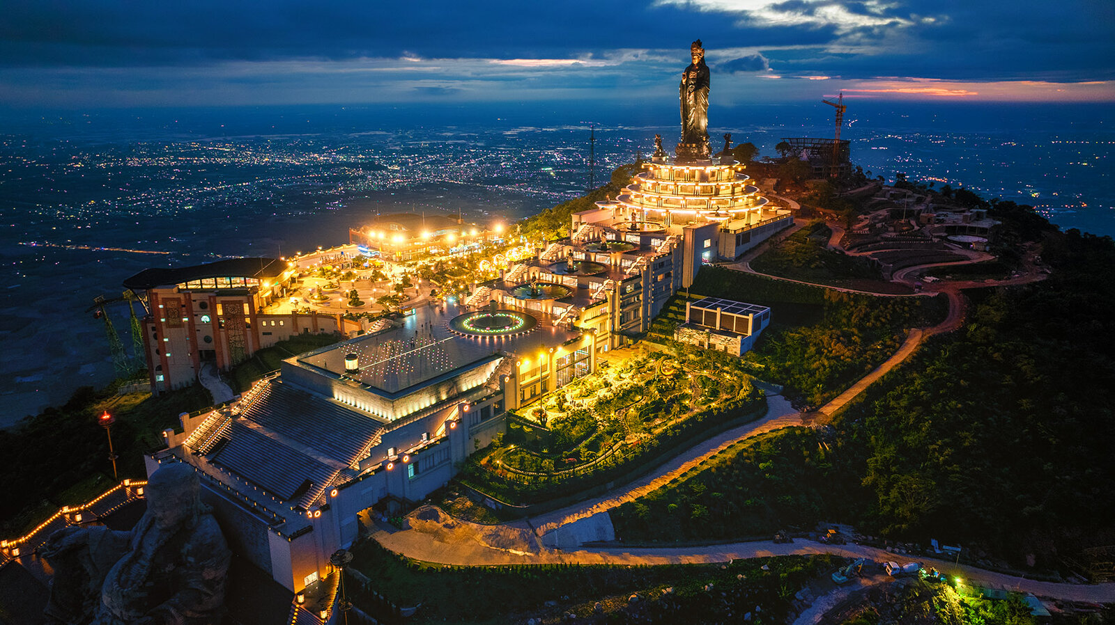 Chùa Hang tọa lạc trên núi Bà Đen.