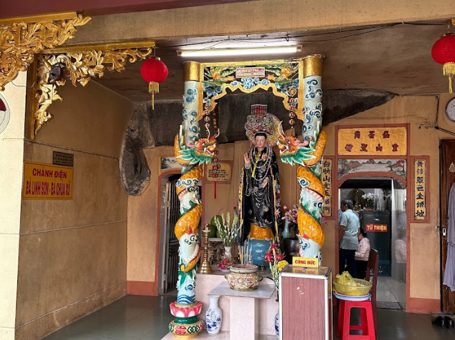 Khu vực chánh điện bên ngoài.