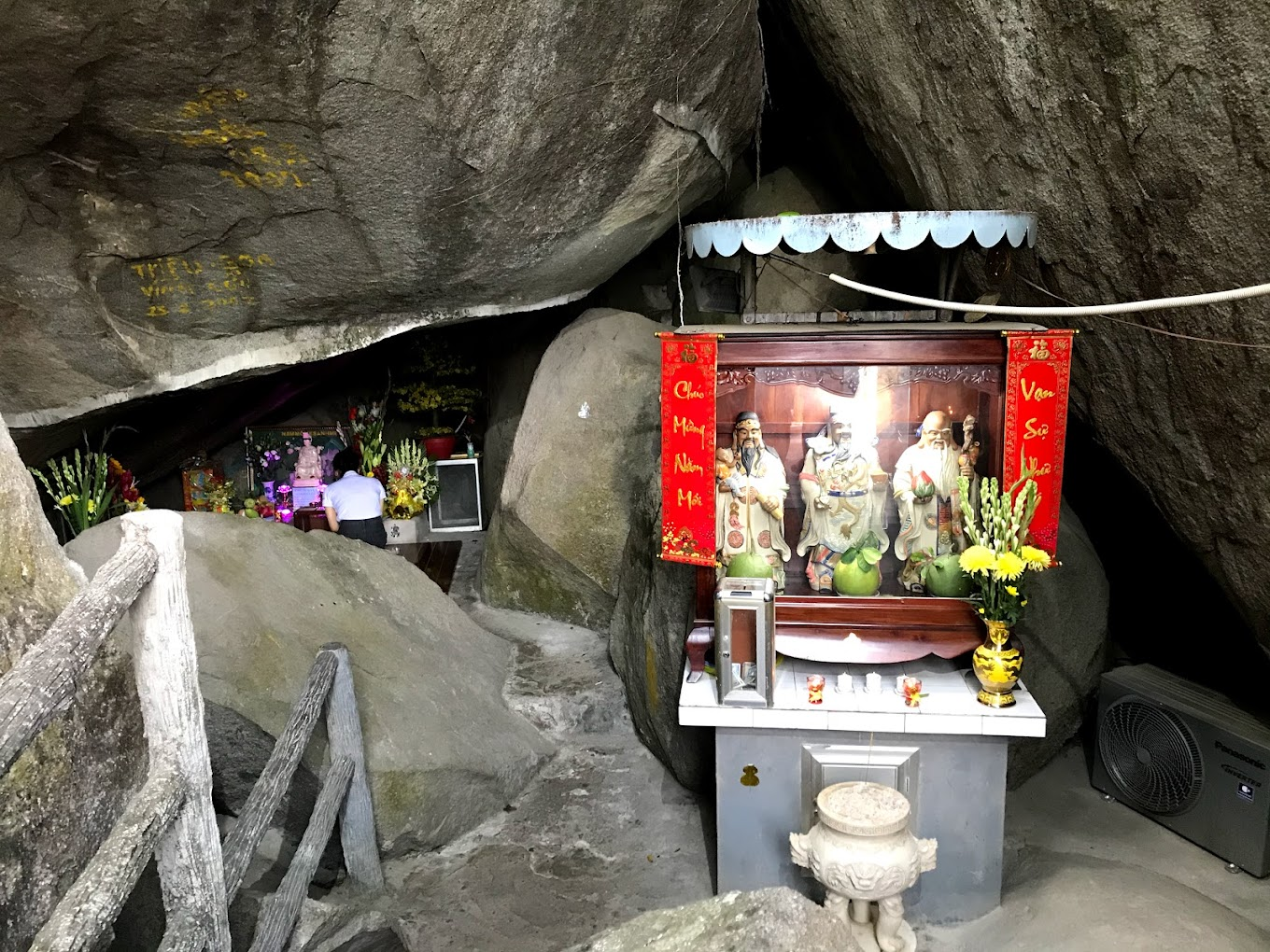 Du khách có thể khám phá bên trong chùa Hang trong lòng núi.