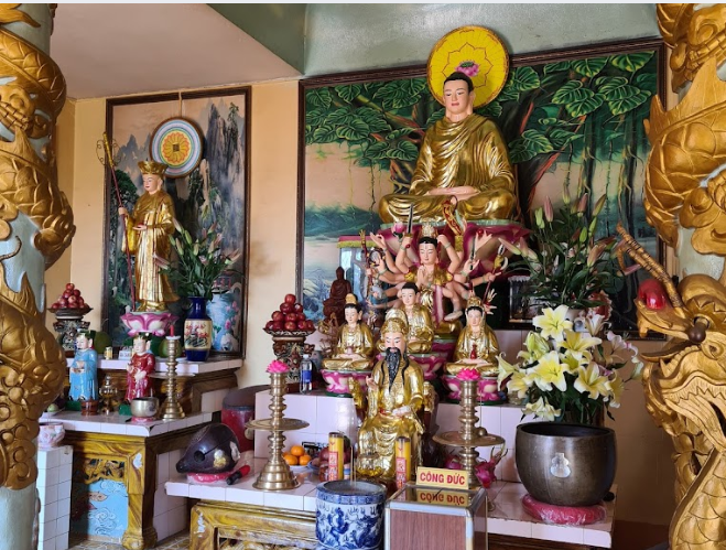 Khu vực thờ Linh Sơn Thánh Mẫu.