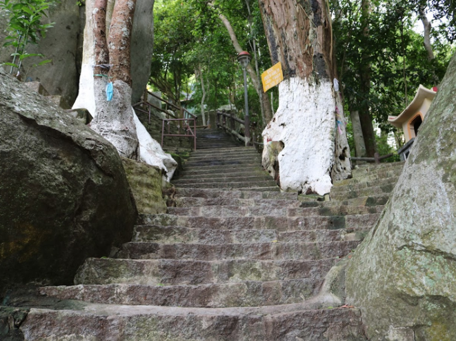 Đường di chuyển lên ngôi chùa được trùng tu nhiều lần.