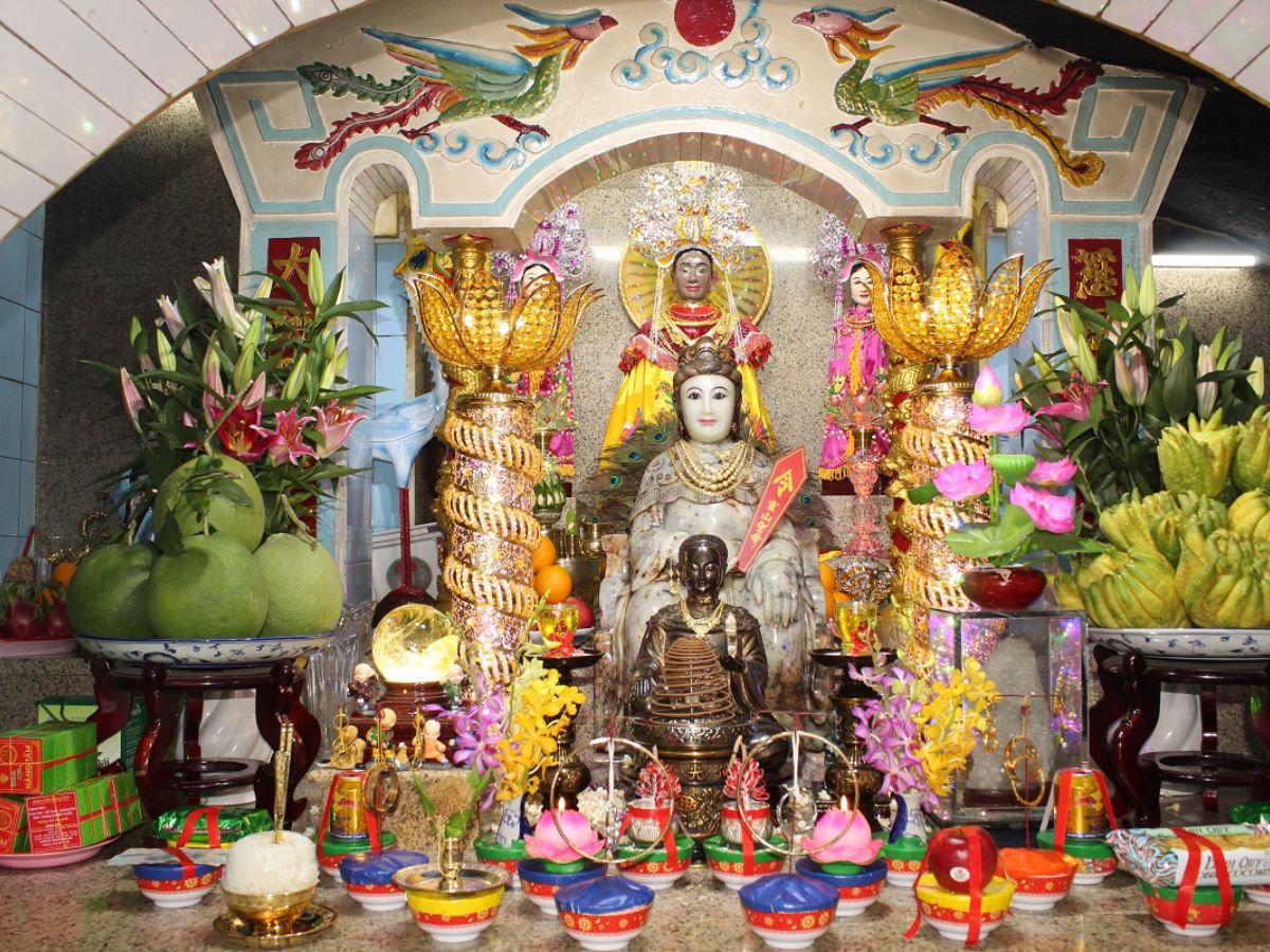 Tín ngưỡng thờ Quan Âm và thờ Ba Đen hòa quyện hài hòa trong đời sống tâm linh của người dân nơi đây.