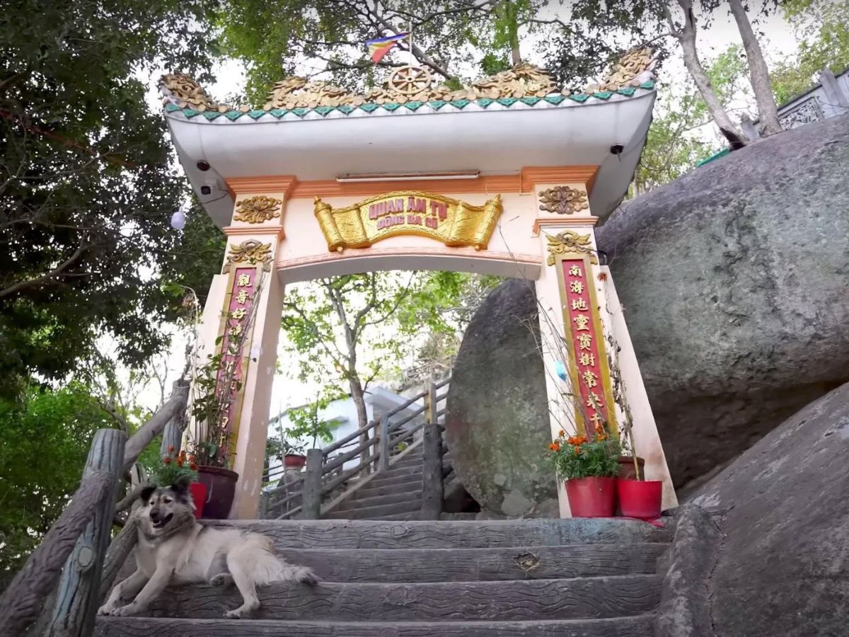 Chùa Quan Âm nằm gần động Ba Cô trên đỉnh núi Bà Đen. 