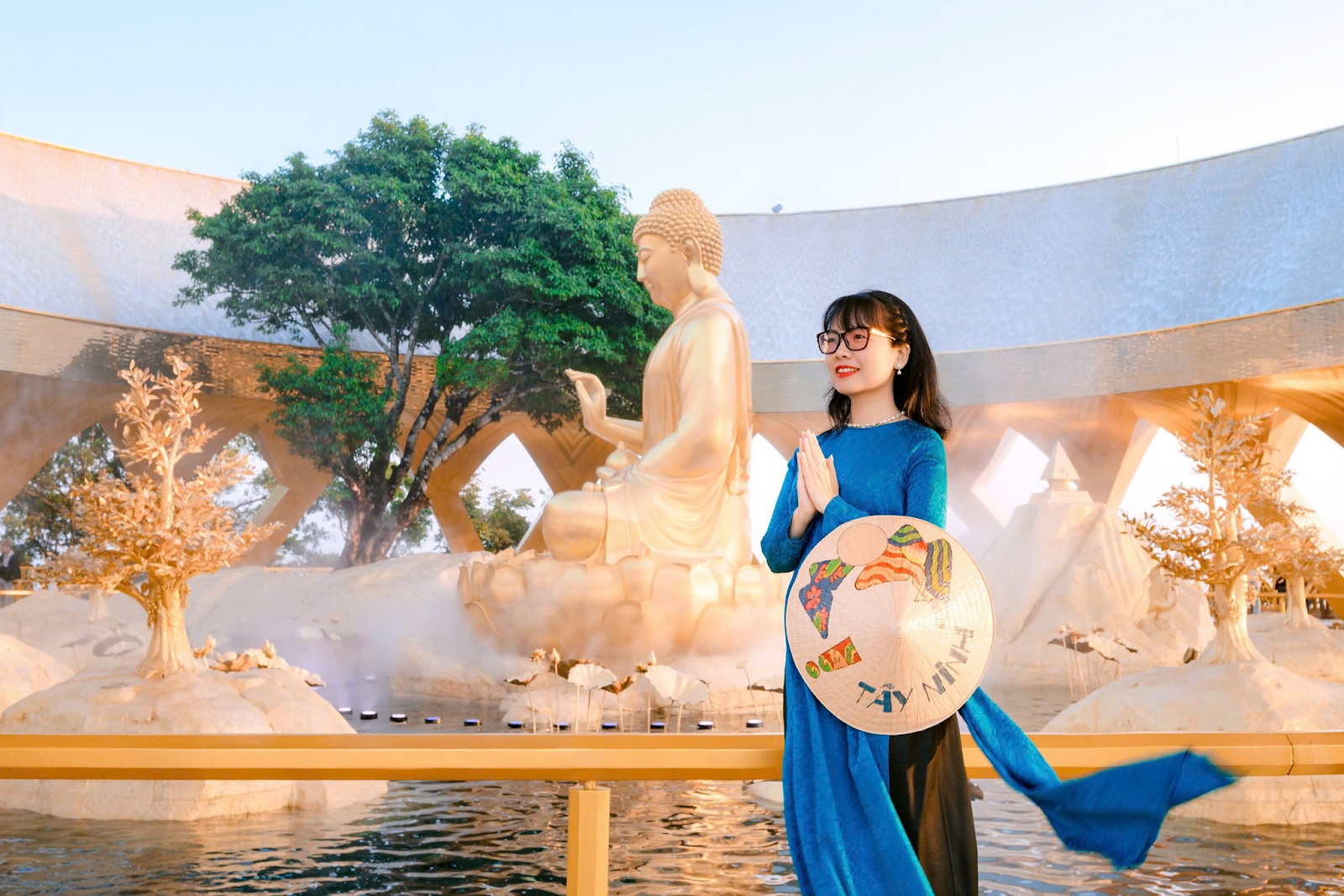 Khung cảnh tại Vườn Ưu Đàm thanh tịnh vào buổi sáng sớm 